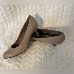 LifeStride taupe colored pumps, size 7